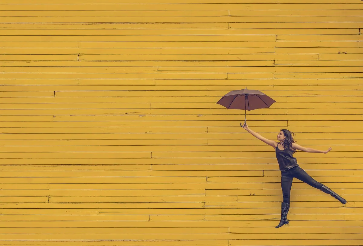 Clear Umbrellas and Rainy Day Outfits: 5 Photogenic Pairings